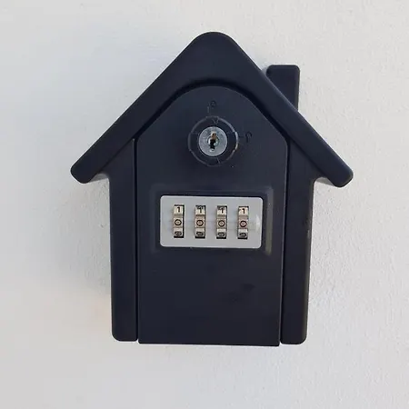 03 - Joli Traversant Situe Au Rdc Avec 2 Lits, Equipe Pour 1, 2 Ou 3 Personnes Maximum, Entree Independante Donnant Sur Parking Dont Place Est Reservee Devant La Porte, Grand Fourgon Possible Et Jolie Terrasse A L'arriere Comme Ma Apartmán *