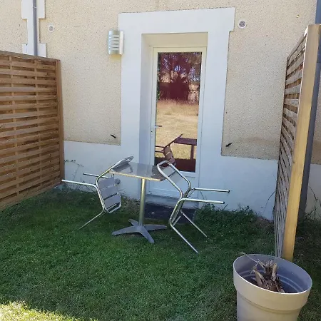 03 - Joli Traversant Situe Au Rdc Avec 2 Lits, Equipe Pour 1, 2 Ou 3 Personnes Maximum, Entree Independante Donnant Sur Parking Dont Place Est Reservee Devant La Porte, Grand Fourgon Possible Et Petit Jardin Sur L'arriere Comme Ma Razac-sur-lʼIsle