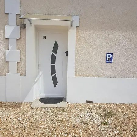 03 - Joli Traversant Situe Au Rdc Avec 2 Lits, Equipe Pour 1, 2 Ou 3 Personnes Maximum, Entree Independante Donnant Sur Parking Dont Place Est Reservee Devant La Porte, Grand Fourgon Possible Et Petit Jardin Sur L'arriere Comme Ma