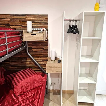 03 - Joli Traversant Situe Au Rdc Avec 2 Lits, Equipe Pour 1, 2 Ou 3 Personnes Maximum, Entree Independante Donnant Sur Parking Dont Place Est Reservee Devant La Porte, Grand Fourgon Possible Et Petit Jardin Sur L'arriere Comme Ma * Razac-sur-l'Isle