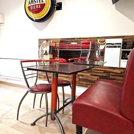 03 - Joli Traversant Situe Au Rdc Avec 2 Lits, Equipe Pour 1, 2 Ou 3 Personnes Maximum, Entree Independante Donnant Sur Parking Dont Place Est Reservee Devant La Porte, Grand Fourgon Possible Et Jolie Terrasse A L'arriere Comme Ma
