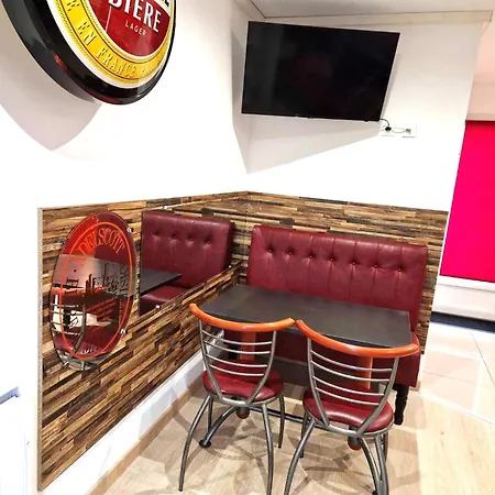 03 - Joli Traversant Situe Au Rdc Avec 2 Lits, Equipe Pour 1, 2 Ou 3 Personnes Maximum, Entree Independante Donnant Sur Parking Dont Place Est Reservee Devant La Porte, Grand Fourgon Possible Et Jolie Terrasse A L'arriere Comme Ma Apartmán