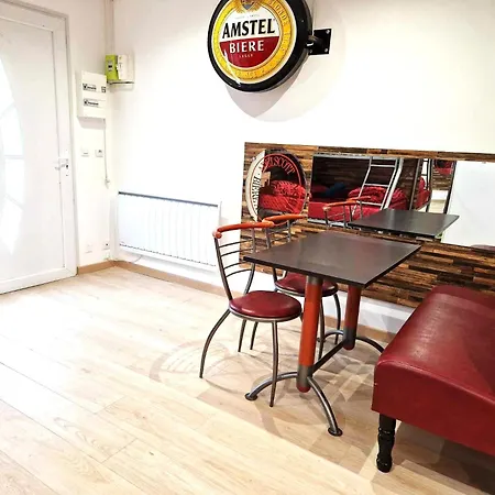 03 - Joli Traversant Situe Au Rdc Avec 2 Lits, Equipe Pour 1, 2 Ou 3 Personnes Maximum, Entree Independante Donnant Sur Parking Dont Place Est Reservee Devant La Porte, Grand Fourgon Possible Et Jolie Terrasse A L'arriere Comme Ma Apartmán *