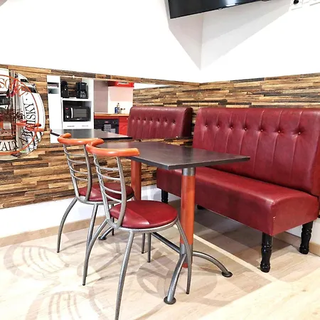 03 - Joli Traversant Situe Au Rdc Avec 2 Lits, Equipe Pour 1, 2 Ou 3 Personnes Maximum, Entree Independante Donnant Sur Parking Dont Place Est Reservee Devant La Porte, Grand Fourgon Possible Et Petit Jardin Sur L'arriere Comme Ma *