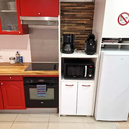 03 - Joli Traversant Situe Au Rdc Avec 2 Lits, Equipe Pour 1, 2 Ou 3 Personnes Maximum, Entree Independante Donnant Sur Parking Dont Place Est Reservee Devant La Porte, Grand Fourgon Possible Et Petit Jardin Sur L'arriere Comme Ma * Razac-sur-lʼIsle