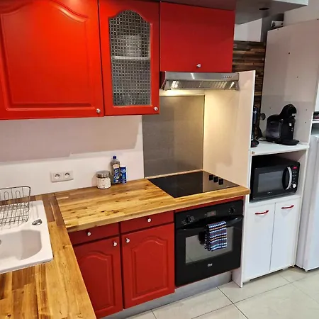 03 - Joli Traversant Situe Au Rdc Avec 2 Lits, Equipe Pour 1, 2 Ou 3 Personnes Maximum, Entree Independante Donnant Sur Parking Dont Place Est Reservee Devant La Porte, Grand Fourgon Possible Et Petit Jardin Sur L'arriere Comme Ma