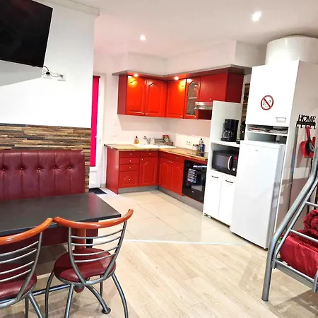 Apartmán 03 - Joli Traversant Situe Au Rdc Avec 2 Lits, Equipe Pour 1, 2 Ou 3 Personnes Maximum, Entree Independante Donnant Sur Parking Dont Place Est Reservee Devant La Porte, Grand Fourgon Possible Et Jolie Terrasse A L'arriere Comme Ma