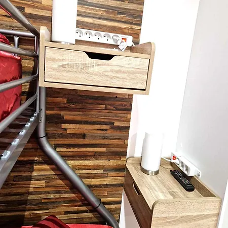 03 - Joli Traversant Situe Au Rdc Avec 2 Lits, Equipe Pour 1, 2 Ou 3 Personnes Maximum, Entree Independante Donnant Sur Parking Dont Place Est Reservee Devant La Porte, Grand Fourgon Possible Et Jolie Terrasse A L'arriere Comme Ma Apartmán *