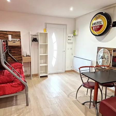 03 - Joli Traversant Situe Au Rdc Avec 2 Lits, Equipe Pour 1, 2 Ou 3 Personnes Maximum, Entree Independante Donnant Sur Parking Dont Place Est Reservee Devant La Porte, Grand Fourgon Possible Et Petit Jardin Sur L'arriere Comme Ma *