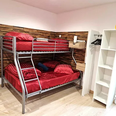 03 - Joli Traversant Situe Au Rdc Avec 2 Lits, Equipe Pour 1, 2 Ou 3 Personnes Maximum, Entree Independante Donnant Sur Parking Dont Place Est Reservee Devant La Porte, Grand Fourgon Possible Et Petit Jardin Sur L'arriere Comme Ma Razac-sur-lʼIsle