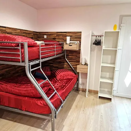 03 - Joli Traversant Situe Au Rdc Avec 2 Lits, Equipe Pour 1, 2 Ou 3 Personnes Maximum, Entree Independante Donnant Sur Parking Dont Place Est Reservee Devant La Porte, Grand Fourgon Possible Et Jolie Terrasse A L'arriere Comme Ma * Razac-sur-lʼIsle