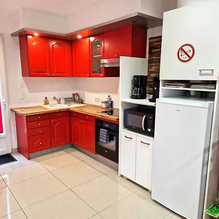 03 - Joli Traversant Situe Au Rdc Avec 2 Lits, Equipe Pour 1, 2 Ou 3 Personnes Maximum, Entree Independante Donnant Sur Parking Dont Place Est Reservee Devant La Porte, Grand Fourgon Possible Et Petit Jardin Sur L'arriere Comme Ma