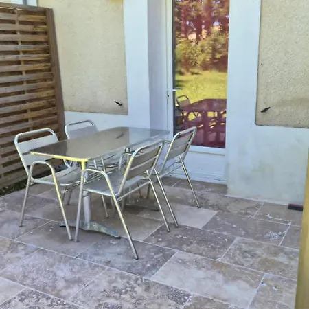 03 - Joli Traversant Situe Au Rdc Avec 2 Lits, Equipe Pour 1, 2 Ou 3 Personnes Maximum, Entree Independante Donnant Sur Parking Dont Place Est Reservee Devant La Porte, Grand Fourgon Possible Et Jolie Terrasse A L'arriere Comme Ma *