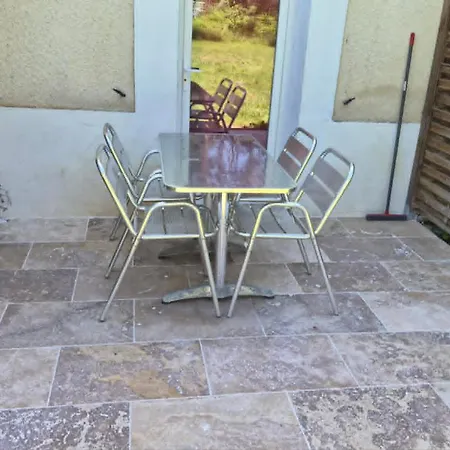 03 - Joli Traversant Situe Au Rdc Avec 2 Lits, Equipe Pour 1, 2 Ou 3 Personnes Maximum, Entree Independante Donnant Sur Parking Dont Place Est Reservee Devant La Porte, Grand Fourgon Possible Et Jolie Terrasse A L'arriere Comme Ma * Razac-sur-lʼIsle