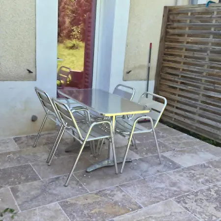 03 - Joli Traversant Situe Au Rdc Avec 2 Lits, Equipe Pour 1, 2 Ou 3 Personnes Maximum, Entree Independante Donnant Sur Parking Dont Place Est Reservee Devant La Porte, Grand Fourgon Possible Et Jolie Terrasse A L'arriere Comme Ma Apartmán