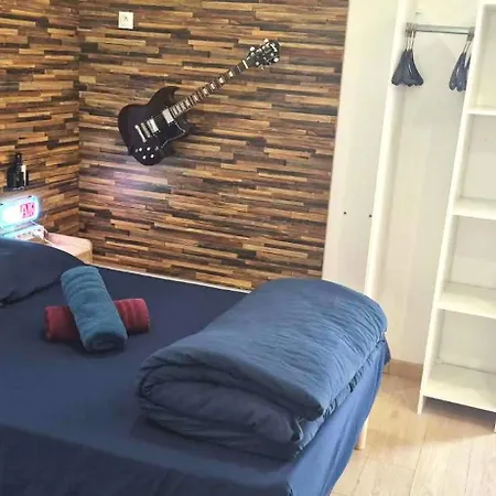 03 - Joli Traversant Situe Au Rdc Avec Terrasse Equipe Pour 2 Personnes, Entree Independante Donnant Sur Parking Dont Place Est Reservee Devant La Porte, Grand Fourgon Possible Et Jolie Terrasse A L'arriere Comme Maison *