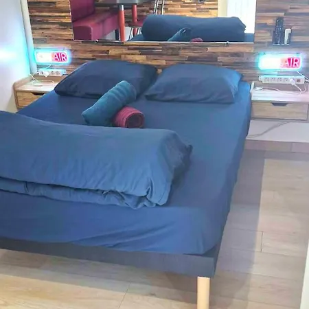 03 - Joli Traversant Situe Au Rdc Avec Terrasse Equipe Pour 2 Personnes, Entree Independante Donnant Sur Parking Dont Place Est Reservee Devant La Porte, Grand Fourgon Possible Et Jolie Terrasse A L'arriere Comme Maison Appartement *