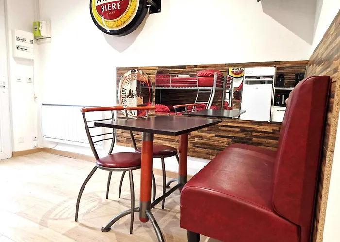 03 - Joli Traversant Situe Au Rdc Avec 2 Lits, Equipe Pour 1, 2 Ou 3 Personnes Maximum, Entree Independante Donnant Sur Parking Dont Place Est Reservee Devant La Porte, Grand Fourgon Possible Et Petit Jardin Sur L'arriere Comme Ma