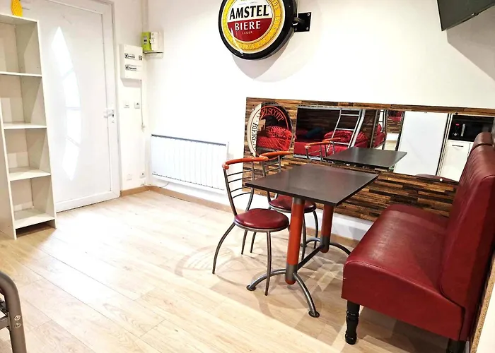 03 - Joli Traversant Situe Au Rdc Avec 2 Lits, Equipe Pour 1, 2 Ou 3 Personnes Maximum, Entree Independante Donnant Sur Parking Dont Place Est Reservee Devant La Porte, Grand Fourgon Possible Et Petit Jardin Sur L'arriere Comme Ma Apartmán *