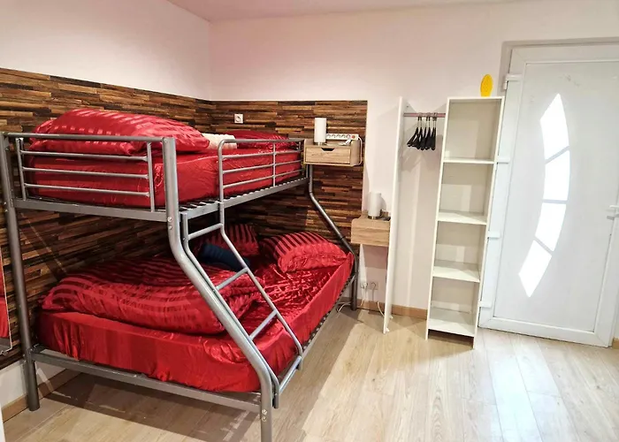 03 - Joli Traversant Situe Au Rdc Avec 2 Lits, Equipe Pour 1, 2 Ou 3 Personnes Maximum, Entree Independante Donnant Sur Parking Dont Place Est Reservee Devant La Porte, Grand Fourgon Possible Et Petit Jardin Sur L'arriere Comme Ma * Razac-sur-lʼIsle